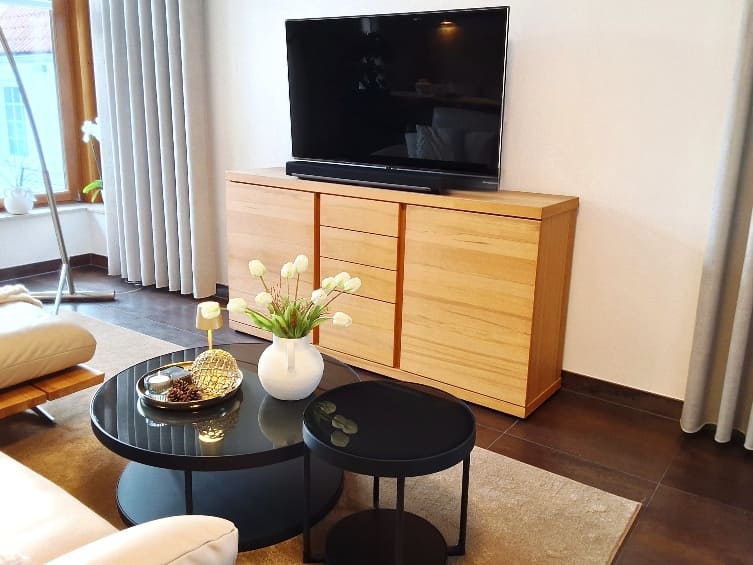 12-Wohnzimmertisch-Kommode-Fernseher-Deko