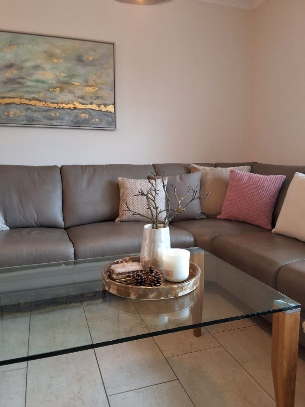 19-Wohnzimmer-Glastisch-Sofa-Deko